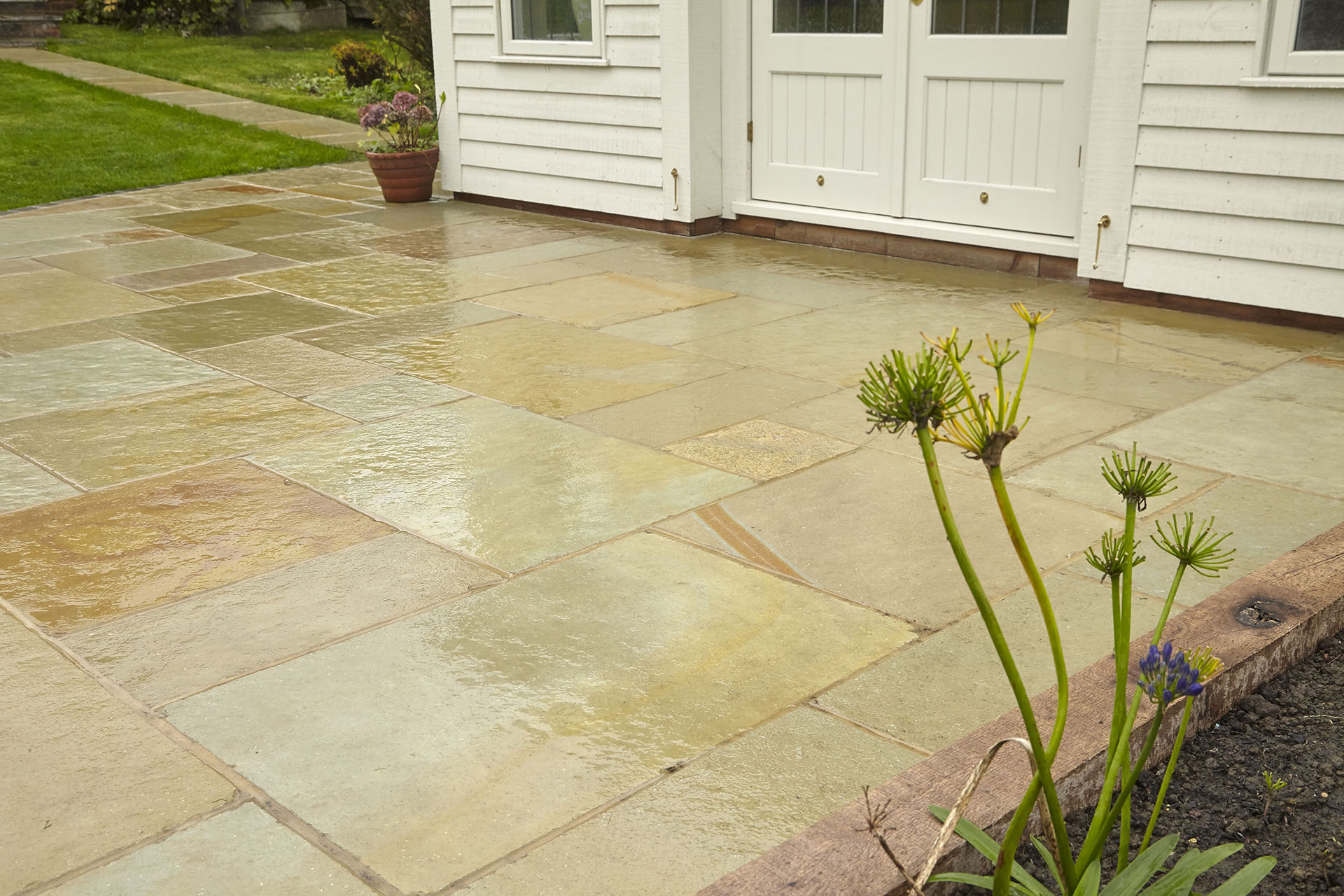 Brett-limestone-patio-with-oak-planter